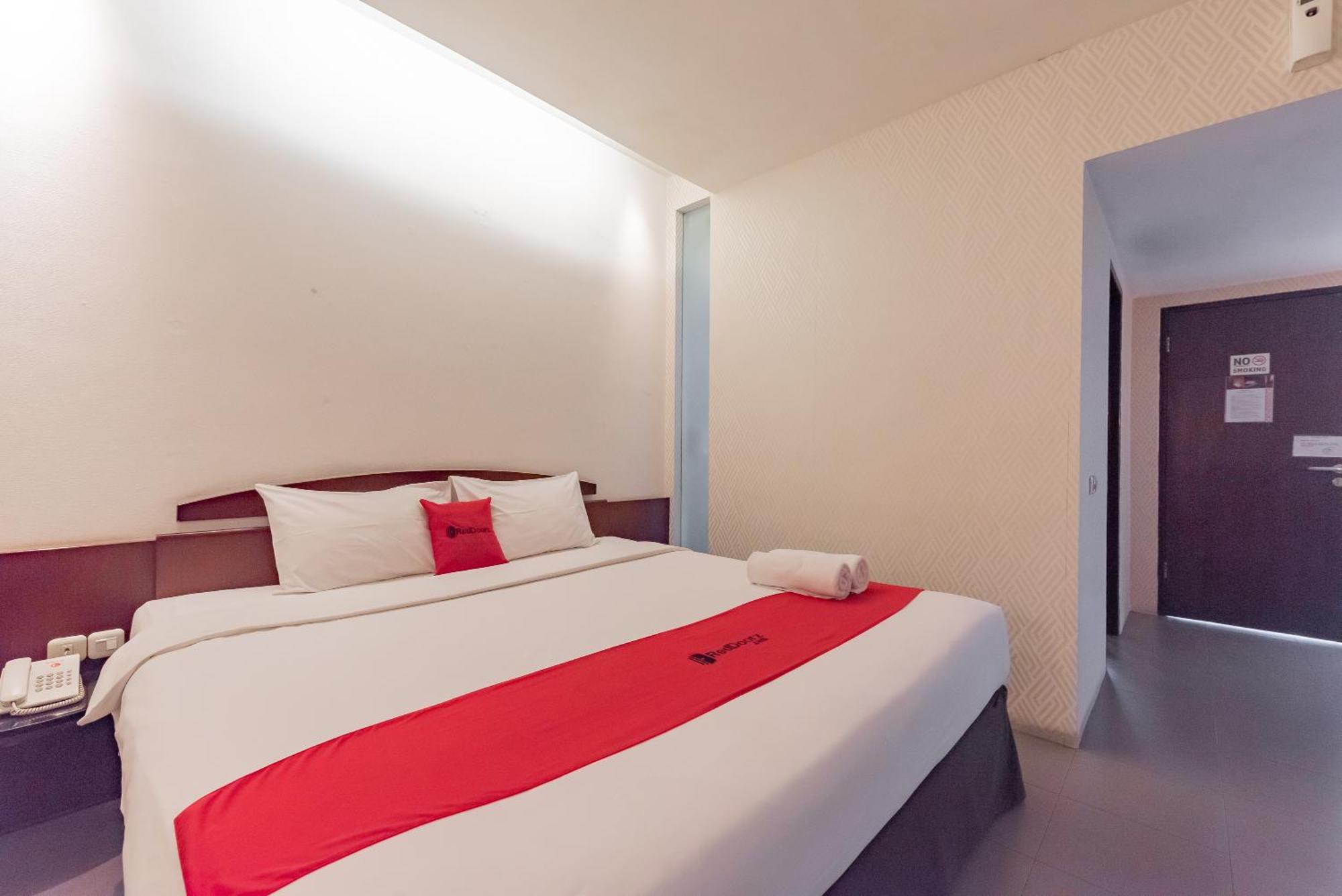 RedDoorz Plus @ Cipaganti Street 3 Bandung Esterno foto