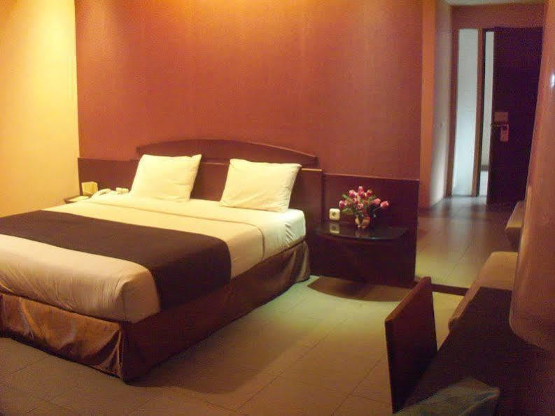 RedDoorz Plus @ Cipaganti Street 3 Bandung Esterno foto